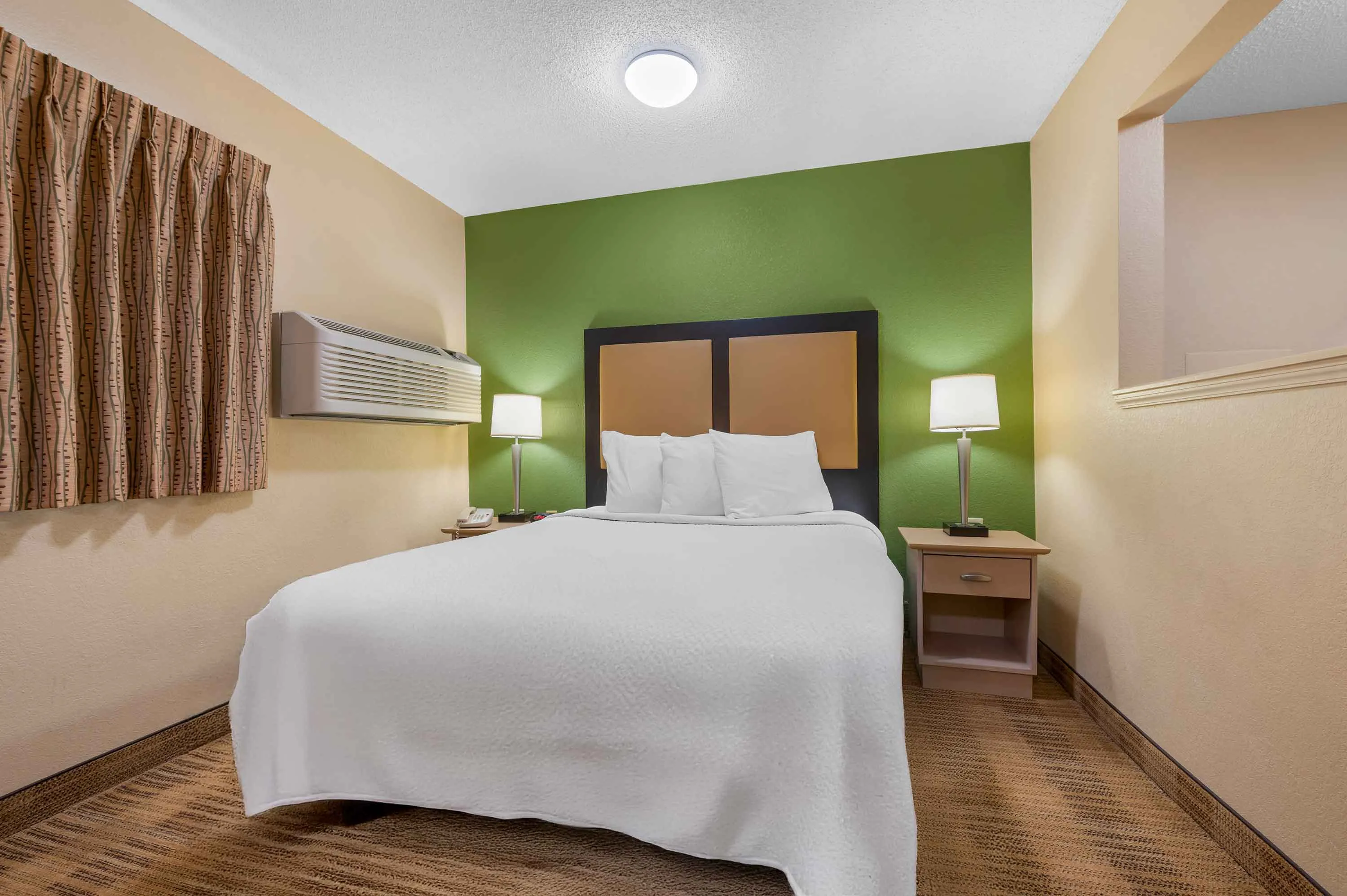Deluxe Studio - 1 Queen Bed