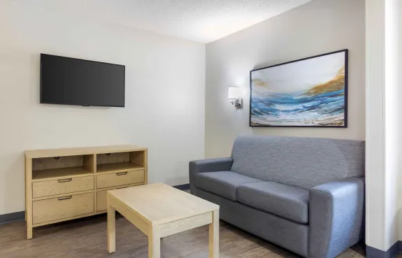 1 Bedroom Suite - 1 Queen Bed