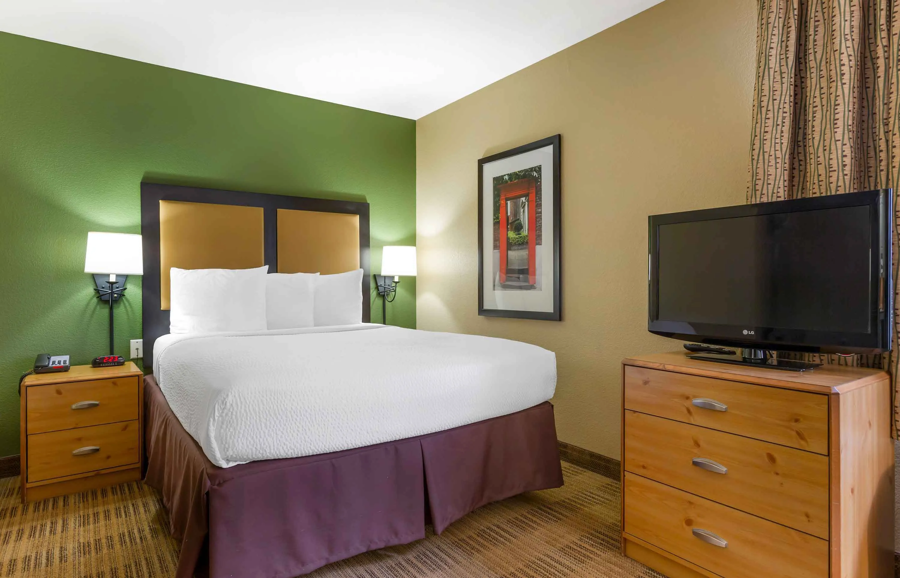 Deluxe Studio - 1 Queen Bed