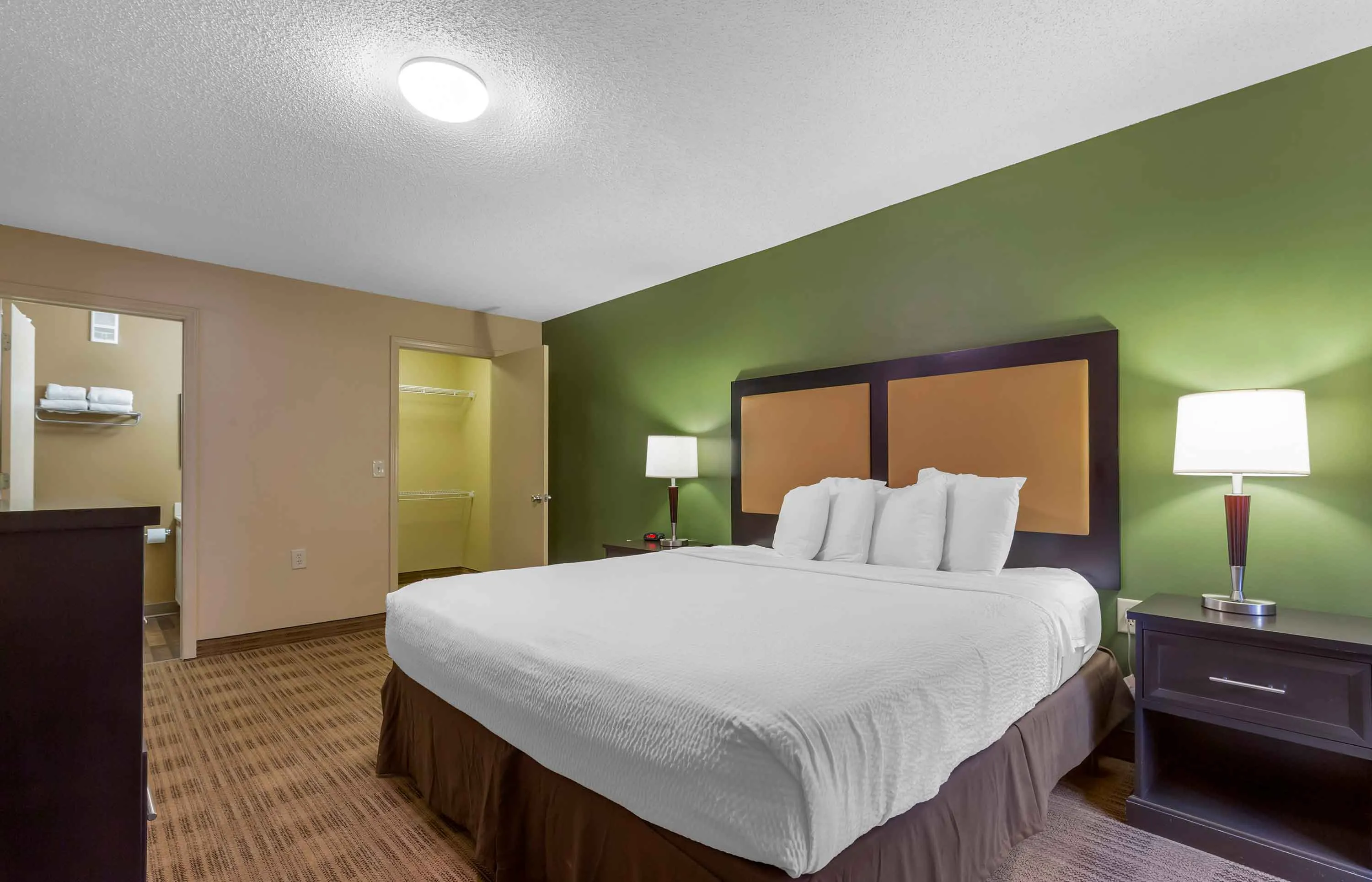 1 Bedroom Suite - 1 Queen Bed