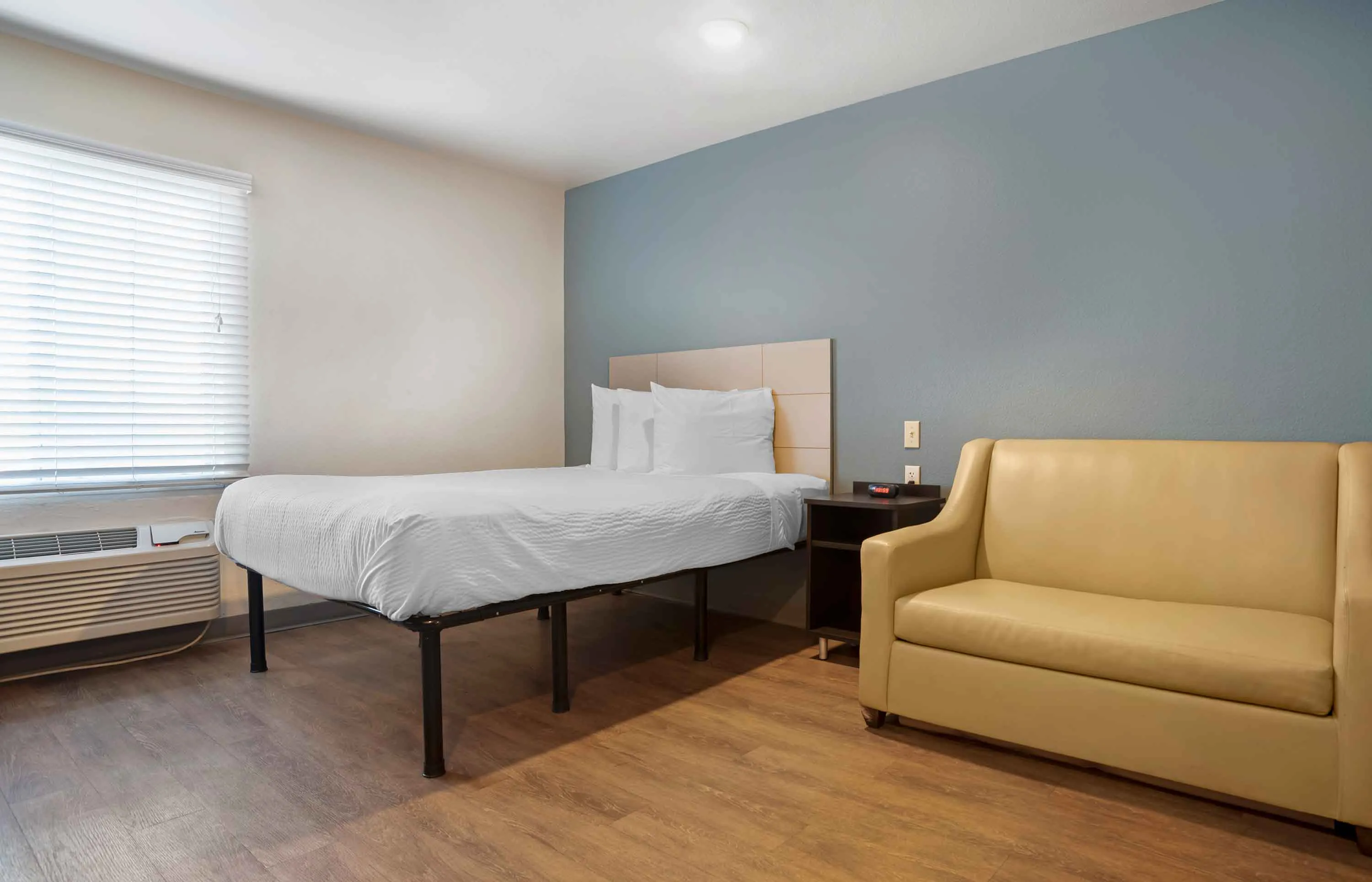 Deluxe Studio - 1 Queen Bed