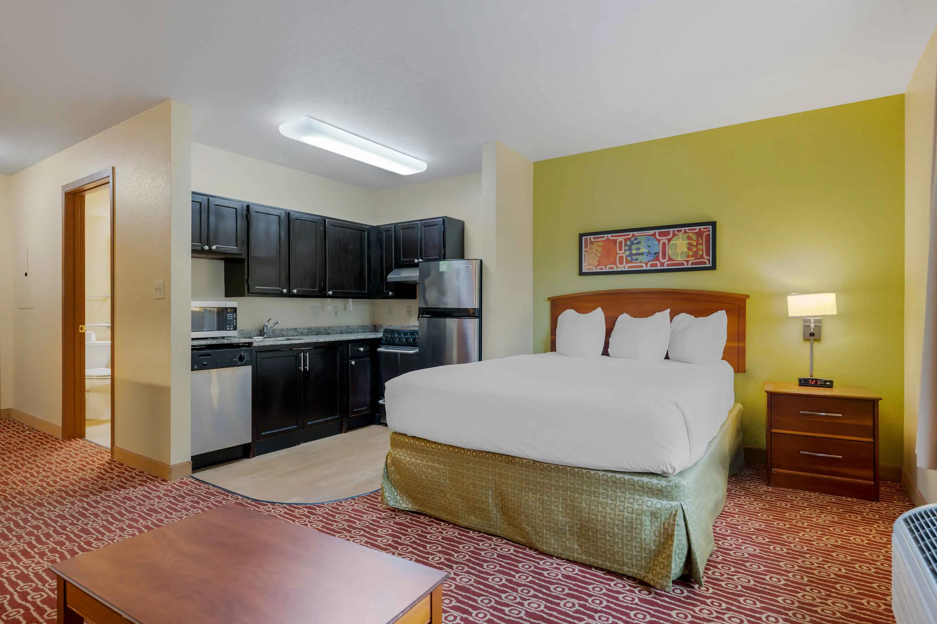 Deluxe Studio - 1 Queen Bed