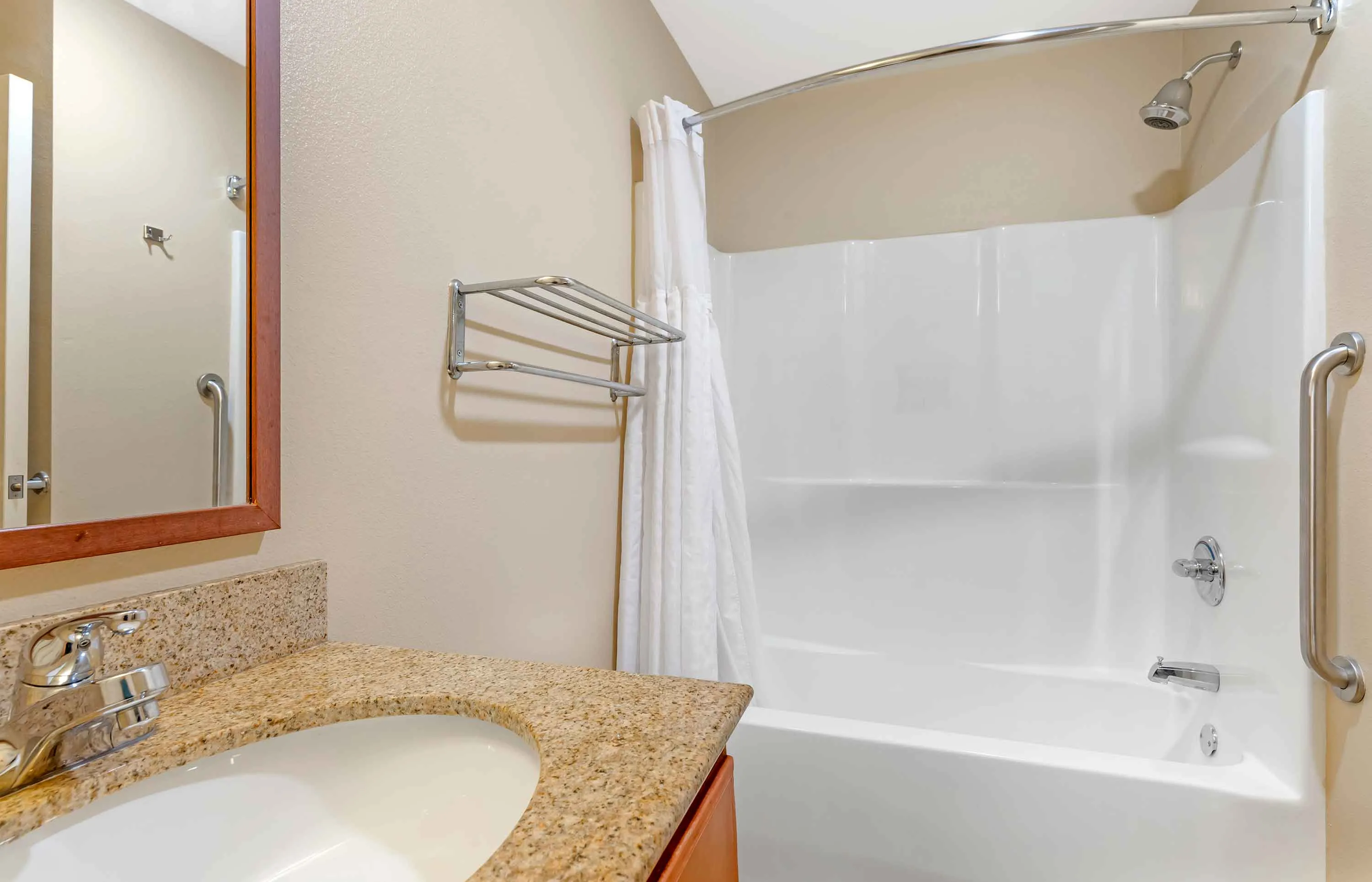 1 Bedroom Suite - 1 King Bed