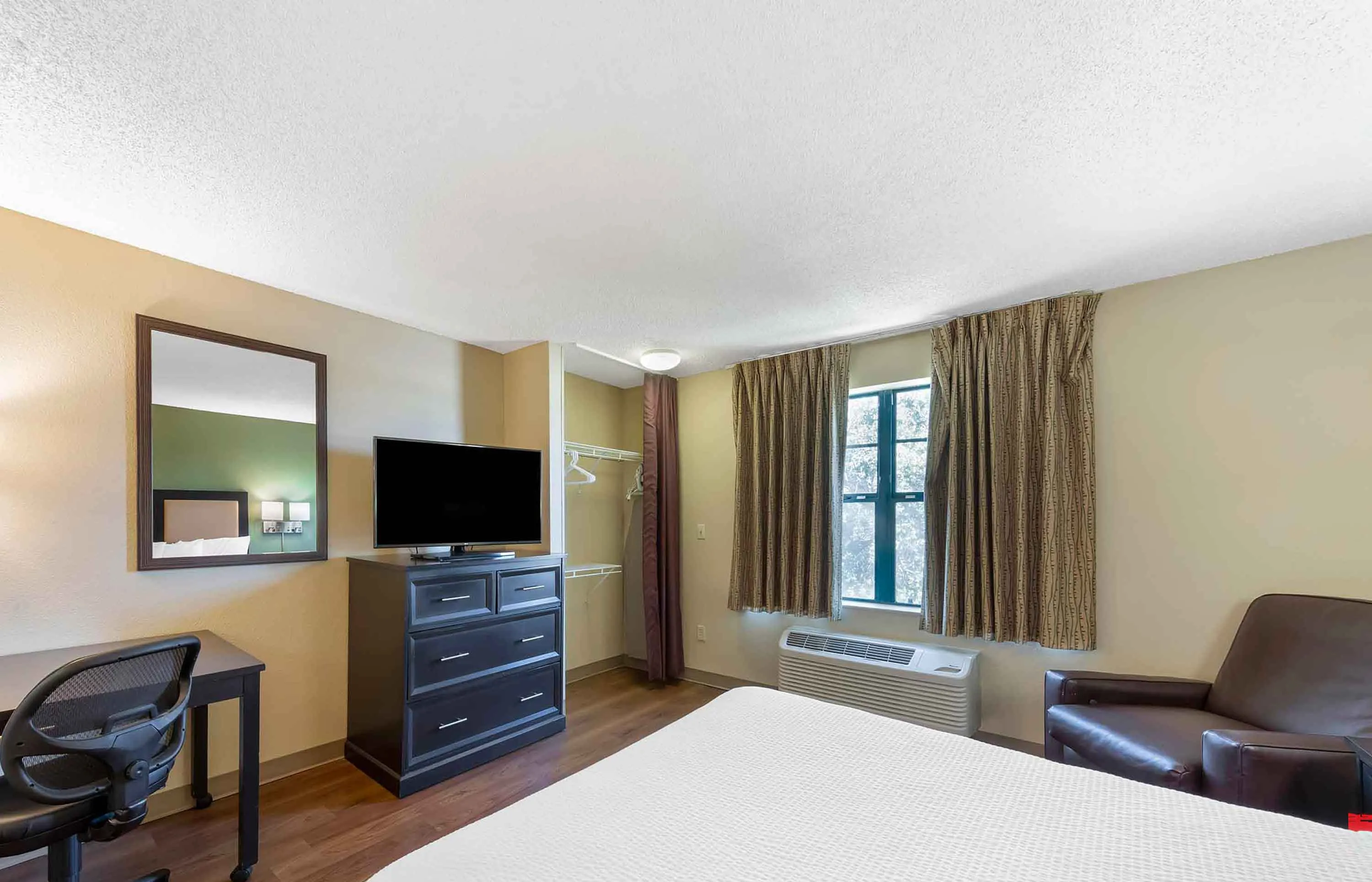 Deluxe Studio - 1 King Bed
