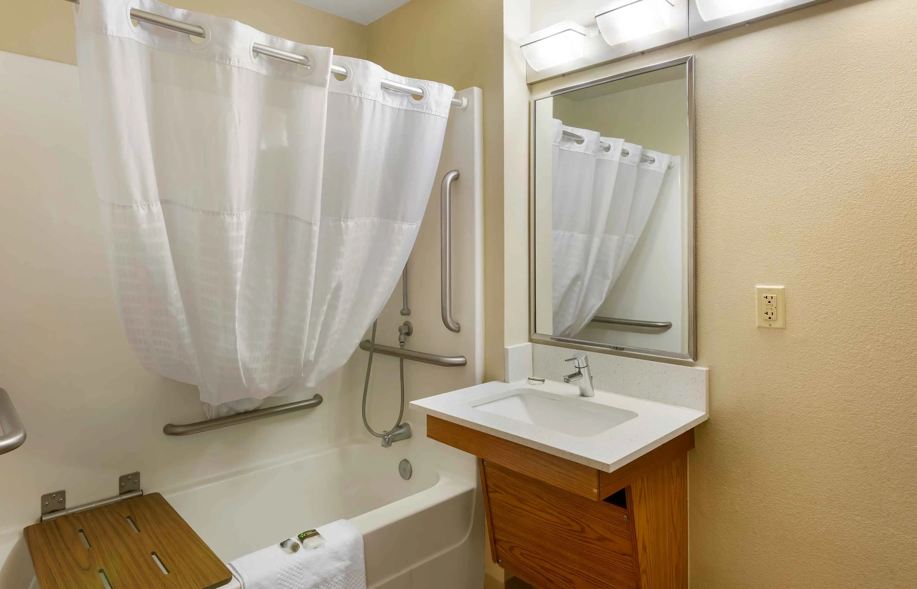 Deluxe Studio - 1 Full Bed