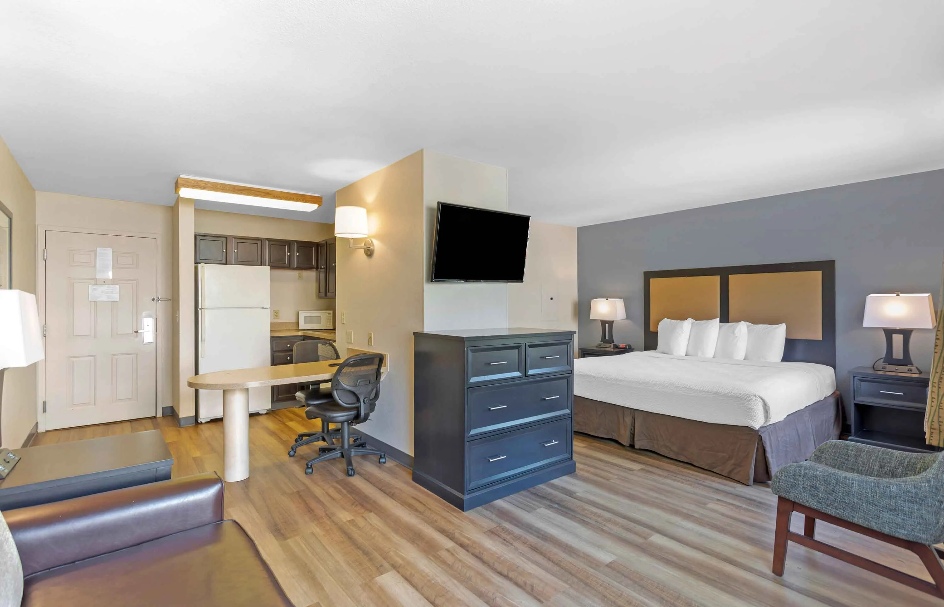Deluxe Studio - 1 King Bed