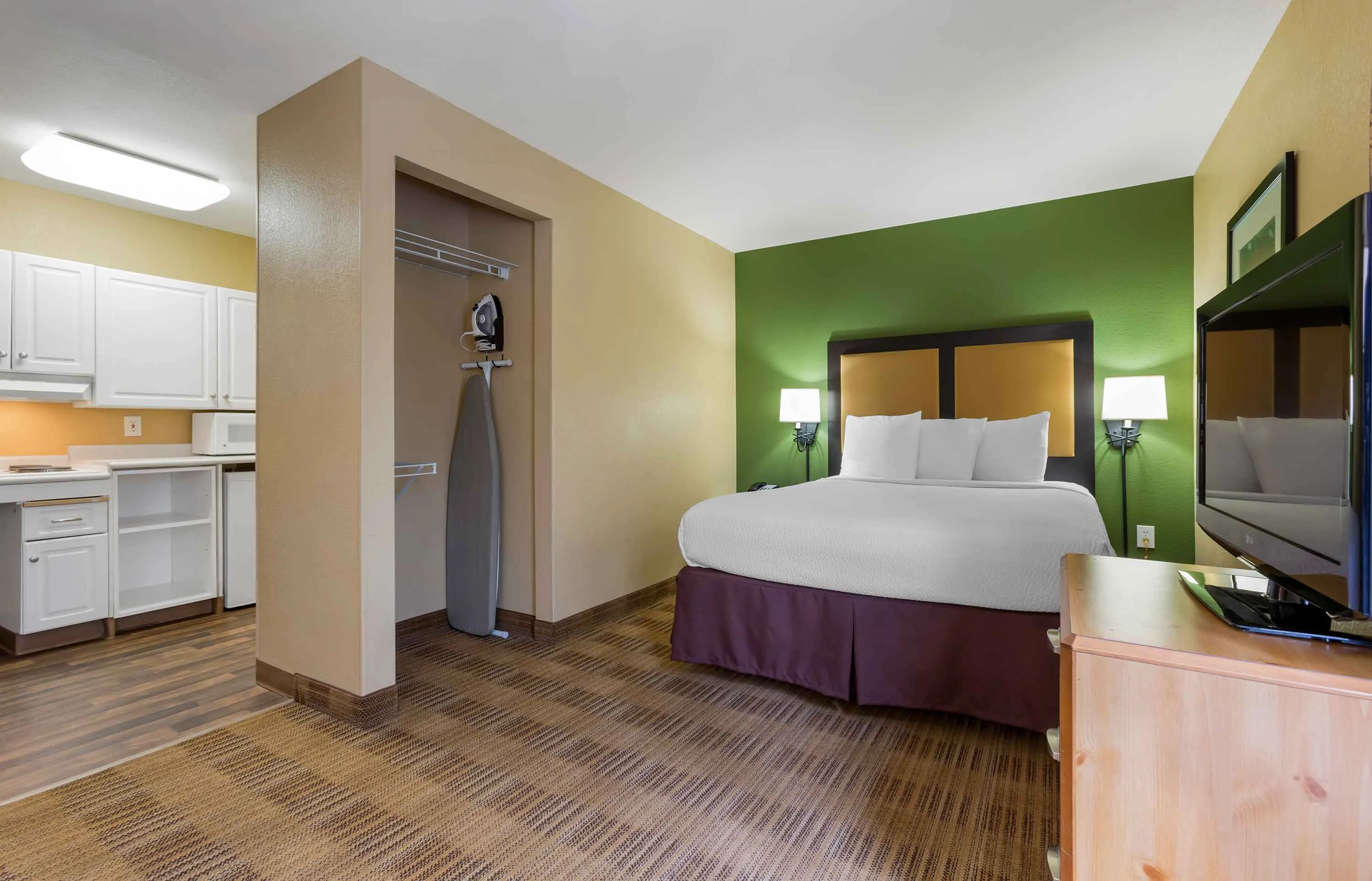 Deluxe Studio - 1 Queen Bed