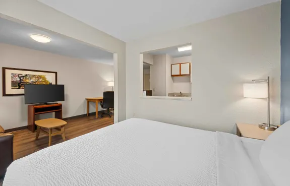 1 Bedroom Suite - 1 Queen Bed