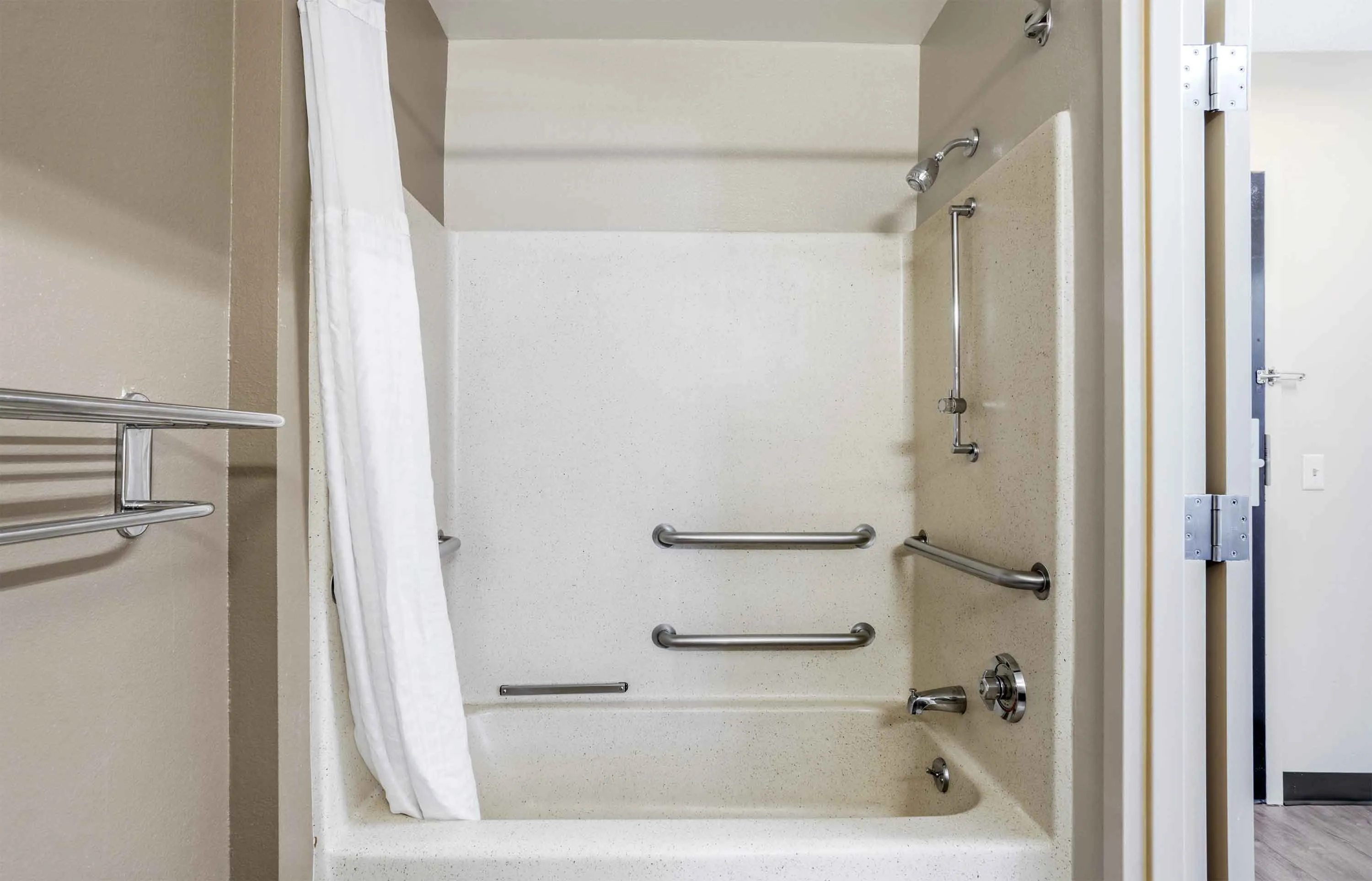 Deluxe Studio - 1 Full Bed