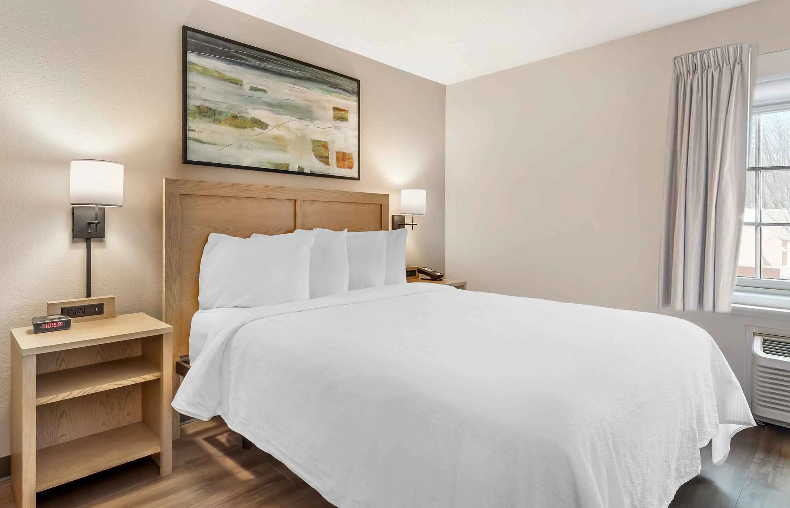 Deluxe Studio - 1 Queen Bed